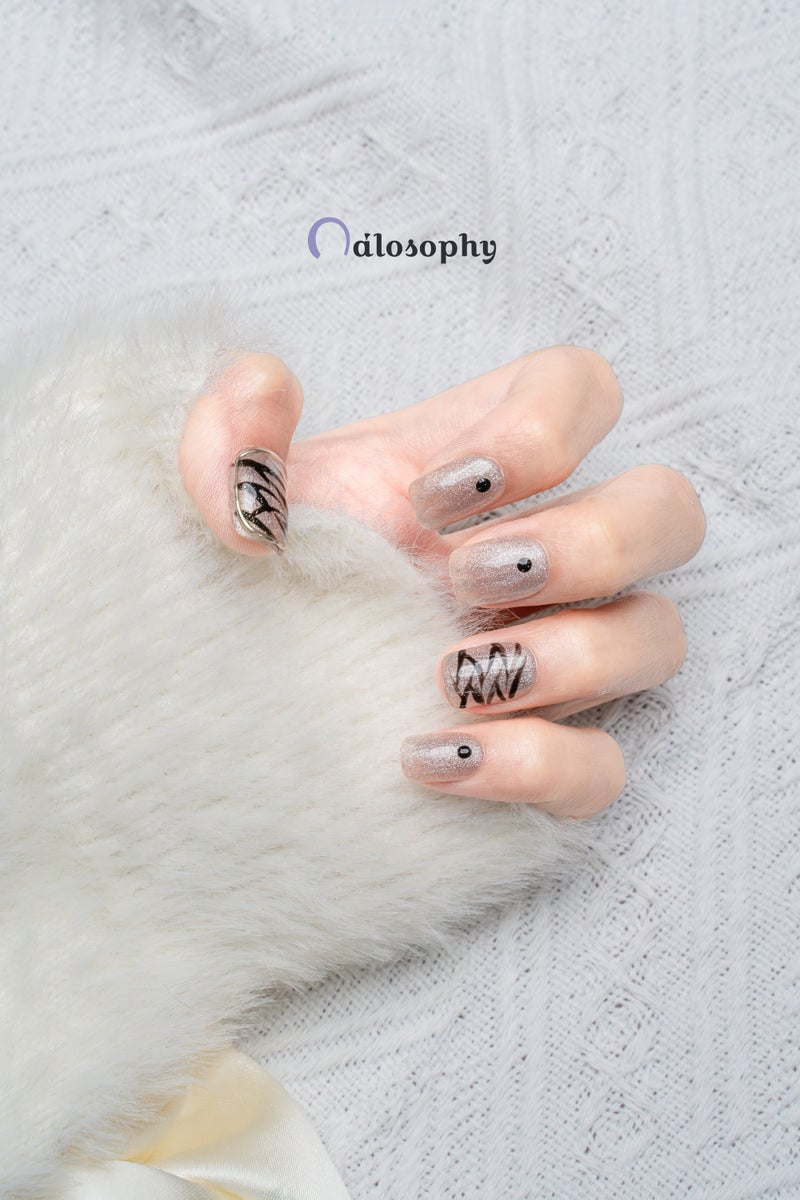 Nailosophy أظافر جل مضغوطة يدوية الصنع بتصميم تجريدي مع لمسة لامعة من الشمبانيا مع خطوط سوداء | شكل دائري - Image 3